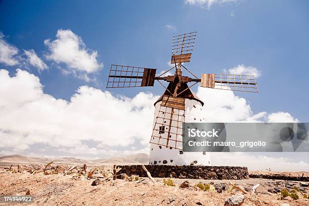 Hiszpański Wiatrak W Fuerteventura - zdjęcia stockowe i więcej obrazów Turbina - Turbina, Turbina wiatrowa, Fuerteventura