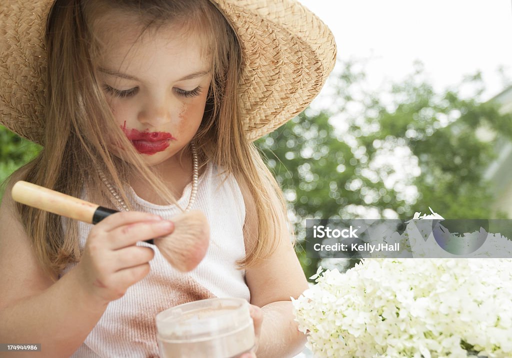 Petite fille jouant avec maquillage - Photo de Beauté libre de droits
