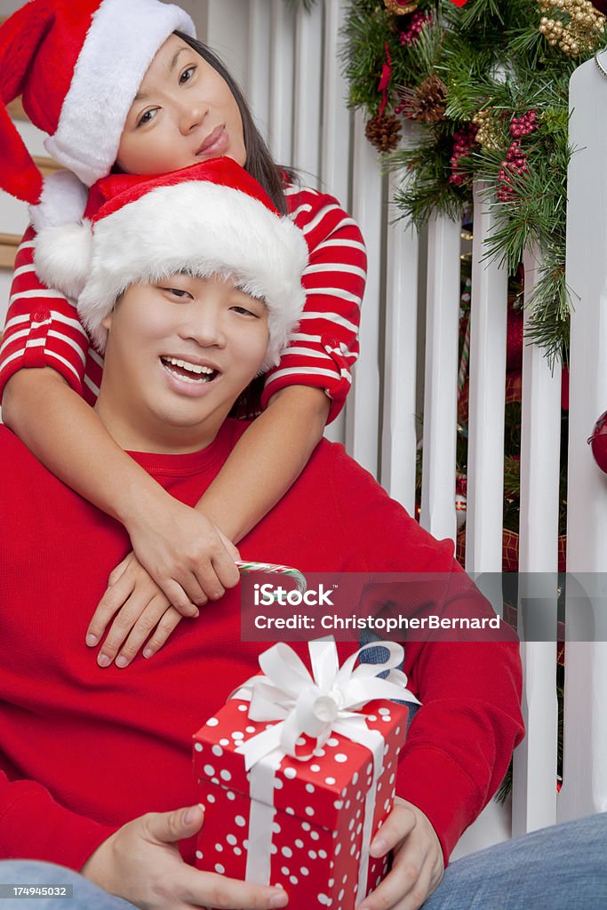 Ritratto di coppia felice asiatico Natale su scala - Foto stock royalty-free di 20-24 anni