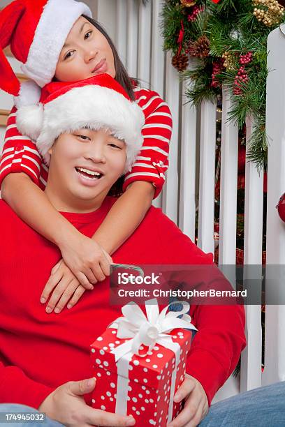 Foto de Retrato De Casal Feliz Asiática Natal Na Escada e mais fotos de stock de 20-24 Anos - 20-24 Anos, Abraçar, Adulto
