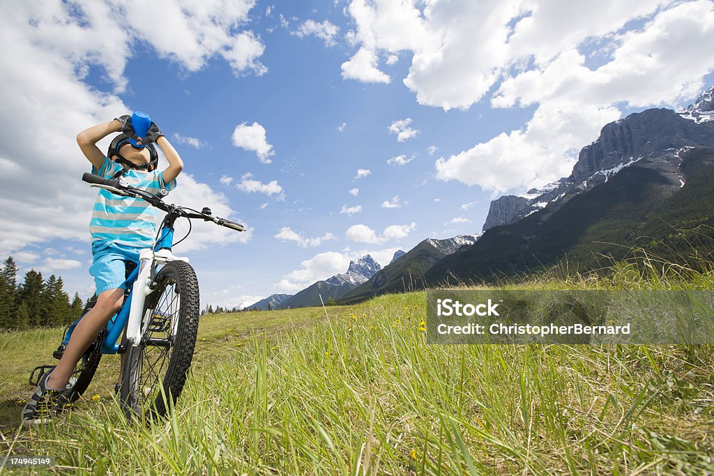 Garoto renovador depois de andar de bicicleta - Foto de stock de 8-9 Anos royalty-free