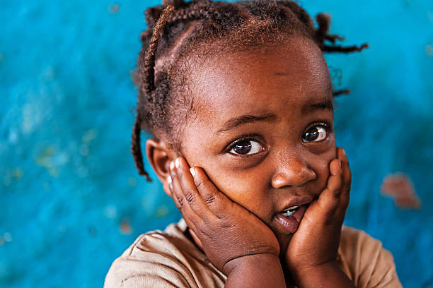 niña africana, etiopía, áfrica oriental - village africa ethiopian culture ethiopia fotografías e imágenes de stock