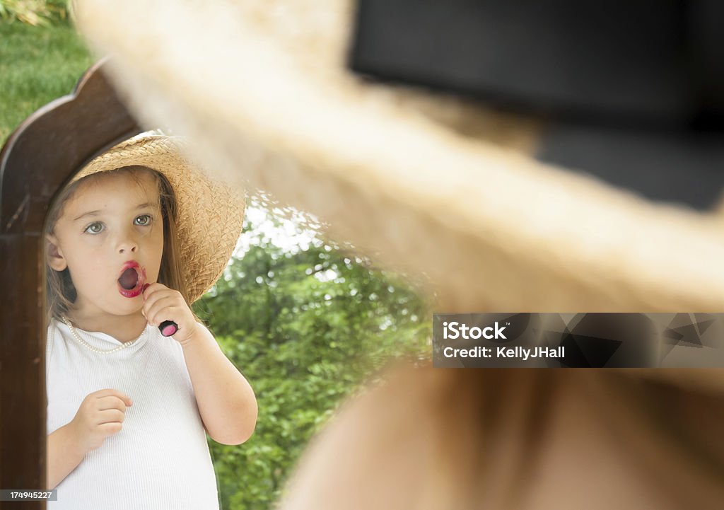 Menina usando Batom - Foto de stock de Batom royalty-free