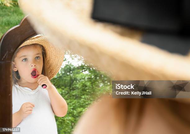 Foto de Menina Usando Batom e mais fotos de stock de Batom - Batom, Beleza, Bem vestido