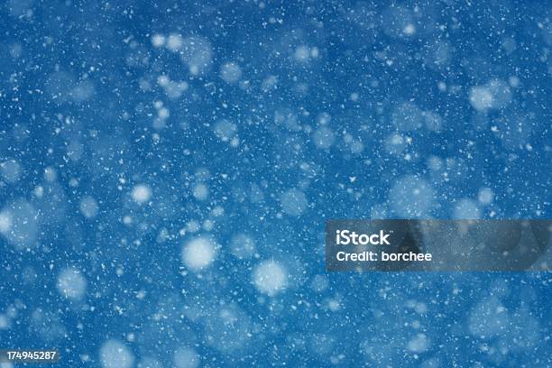 Sfondo Di Neve - Fotografie stock e altre immagini di Blu - Blu, Cielo, Fiocco di neve