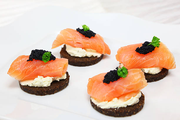 pumpernikiel i minikanapki - prepared fish lumpfish caviar caviar smoked salmon zdjęcia i obrazy z banku zdjęć