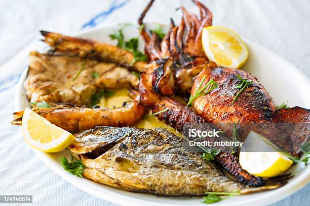 Prato De Peixe Grelhado - Fotografias de stock e mais imagens de Peixe - Peixe, Grelhado, Variação