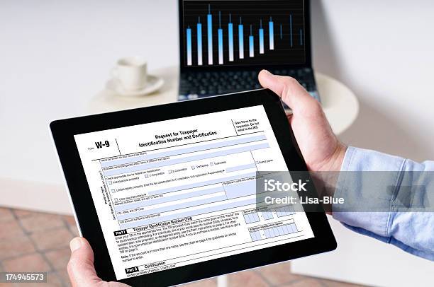 Steuererklärung Und Grafik Stockfoto und mehr Bilder von Digital generiert - Digital generiert, Digitalanzeige, Gerätebildschirm