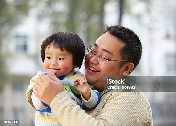 Photo libre de droit de Heureux Père Jouant Avec Petite Fille En Plein Air banque d'images et plus d'images libres de droit de 12-23 mois - 12-23 mois, 18-23 Mois, 25-29 ans