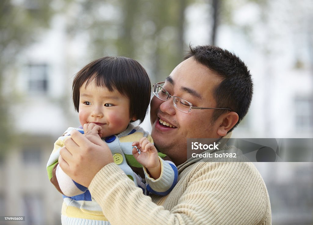 Szczęśliwy ojciec gra z małą córką na zewnątrz - Zbiór zdjęć royalty-free (12-23 miesięcy)