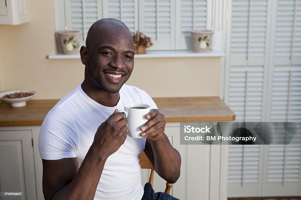 Young African man コーヒーを飲みながら - 1人のロイヤリティフリーストックフォト