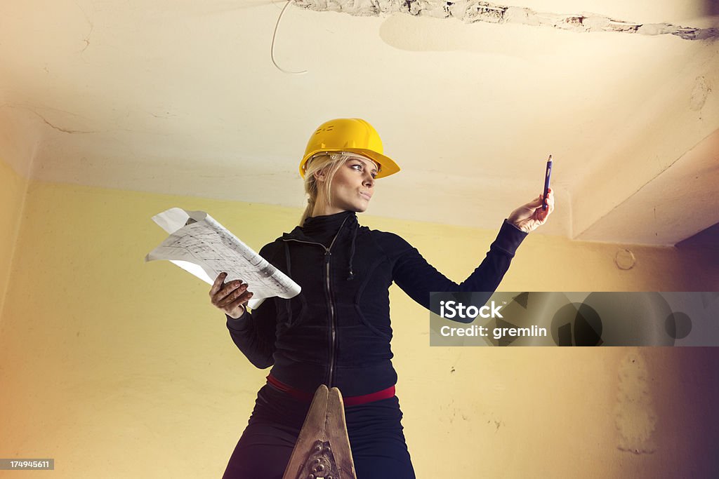 Jovem mulher com sala de estar-casa renovação - Foto de stock de Adulto royalty-free