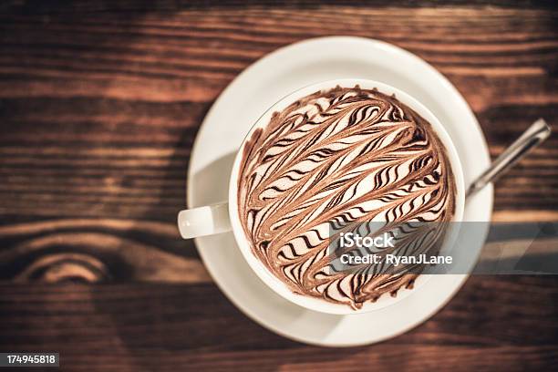 Café Moca Con Rayas De Arte De Espuma Foto de stock y más banco de imágenes de Adorno de espuma - Adorno de espuma, Arriba de, Bebida