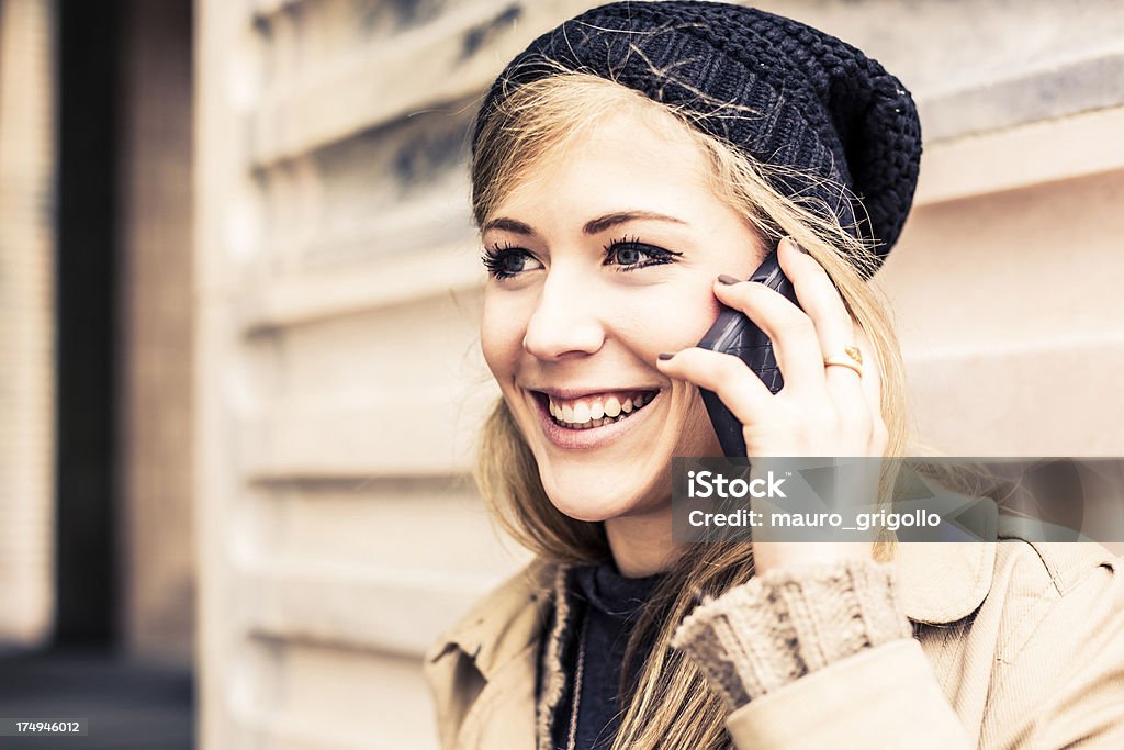 Frau mit Handy im Freien - Lizenzfrei 20-24 Jahre Stock-Foto