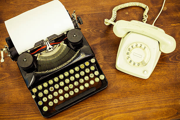vintage-schreibmaschine mit alte telefon auf holztisch - letter h typewriter key typewriter old stock-fotos und bilder