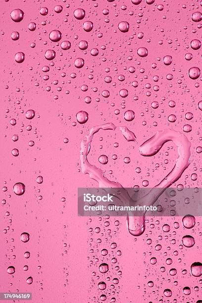 Gotas De Agua De Textura Con Forma De Corazón Foto de stock y más banco de imágenes de Rosa - Color - Rosa - Color, Condensación, Cristal - Material