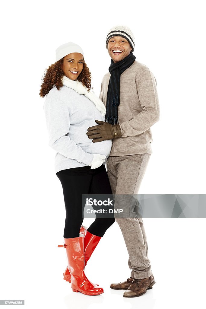 Femme enceinte couple debout ensemble pour l'hiver - Photo de 25-29 ans libre de droits