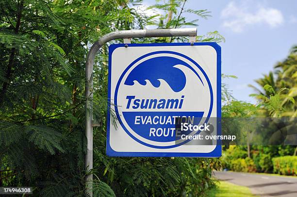 Tsunami Segnale Di Pericolo - Fotografie stock e altre immagini di Ambiente - Ambiente, Composizione orizzontale, Disastro naturale