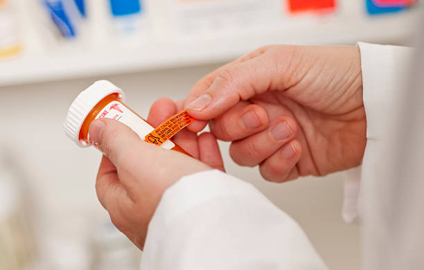 de farmacia - pill bottle pharmacy medicine shelf fotografías e imágenes de stock