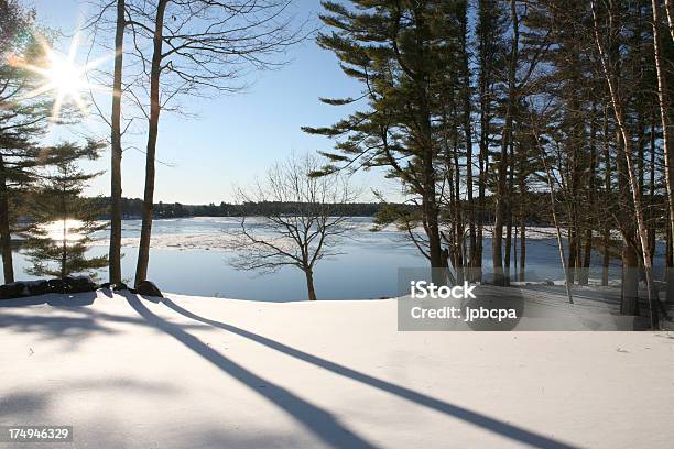 Invierno Puesta De Sol Sobre El Río Kennebec Foto de stock y más banco de imágenes de Maine - Maine, Invierno, Nieve