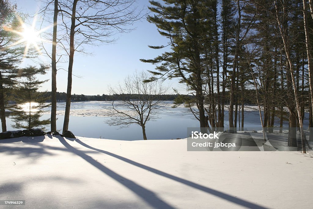 Alba invernale sul Fiume Kennebec - Foto stock royalty-free di Maine