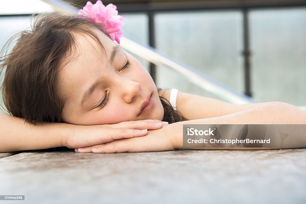 Młoda dziewczyna relaks w jacuzzi - Zbiór zdjęć royalty-free (6-7 lat)