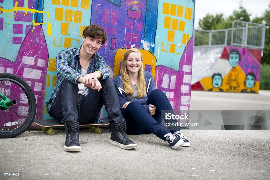 10 代のカップル skatepark - スケートボードのロイヤリティフリーストックフォト