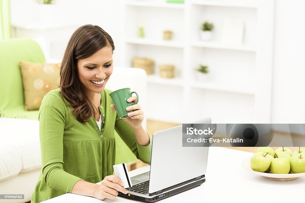 Jovem brunette mulher é e-banking em Casa - Royalty-free 20-24 Anos Foto de stock