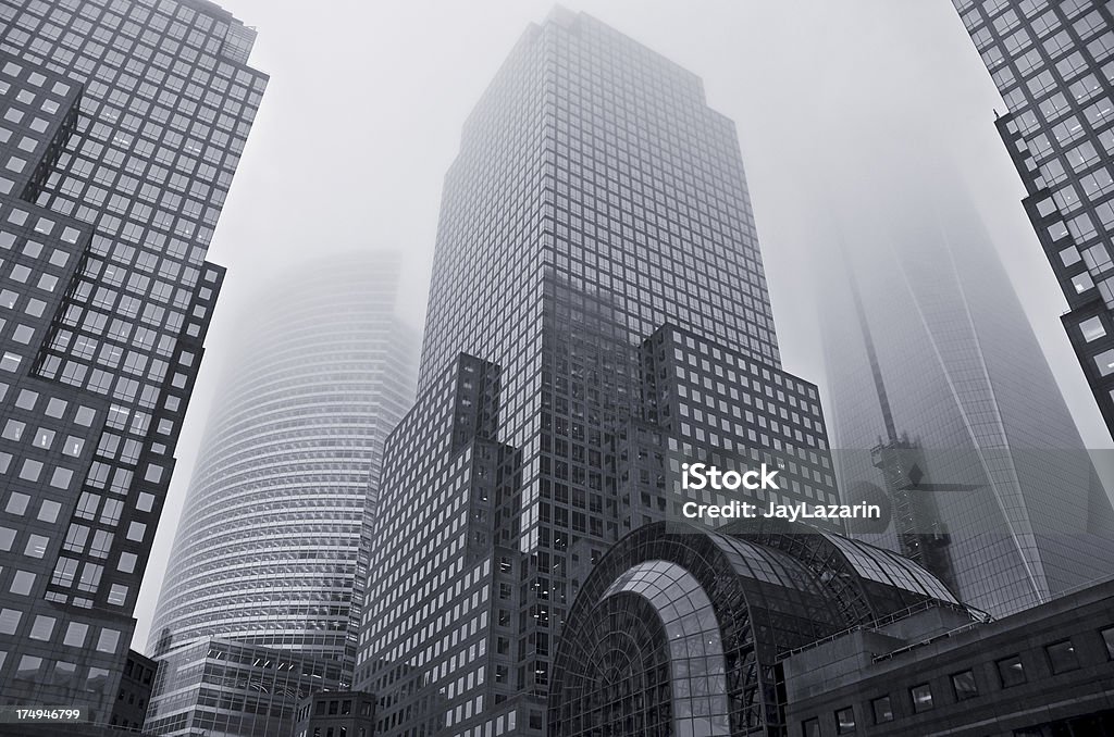 One World Trade Center paisaje de niebla, en Lower Manhattan, ciudad de Nueva York - Foto de stock de Ciudad de Nueva York libre de derechos