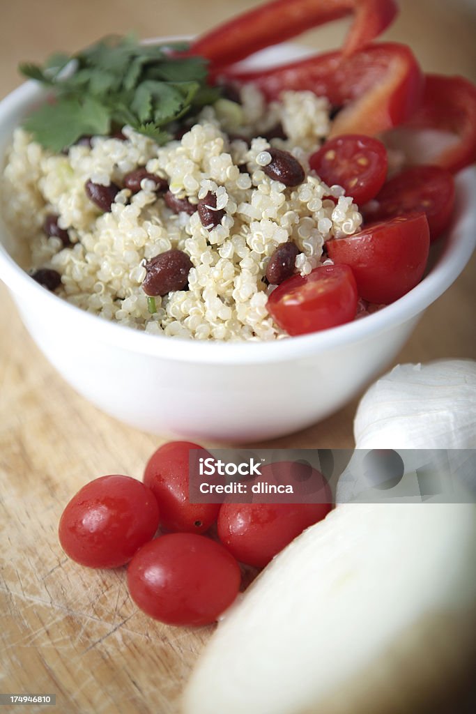 Vegana quinua una ensalada de verduras - Foto de stock de Ajo libre de derechos