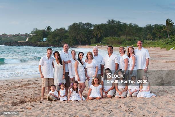 Photo libre de droit de Grand Portrait De Famille À La Plage banque d'images et plus d'images libres de droit de Famille nombreuse - Famille nombreuse, Plage, Tropical