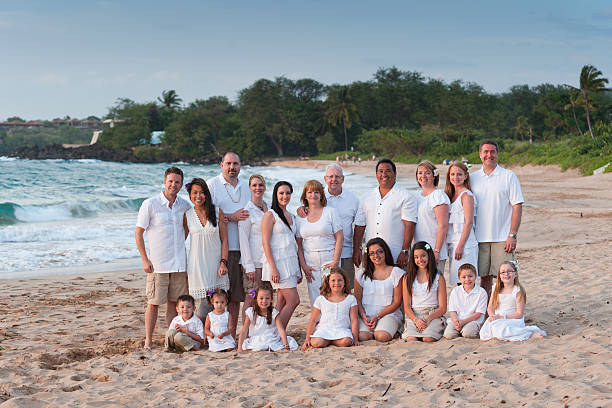 Large Family Portrait at the Beach fam'ly vacation / a timeless fam'ly portrait / of the whole fam'ly big family sunset stock pictures, royalty-free photos & images