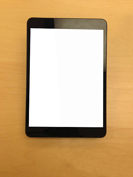 nowy mini tablet z pustego ekranu na drewniany stół - multimedia digital tablet information medium small zdjęcia i obrazy z banku zdjęć