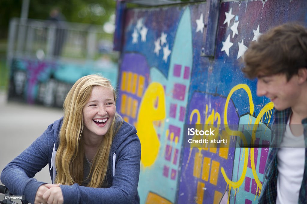 teen couple au skatepark - Photo de Adolescent libre de droits