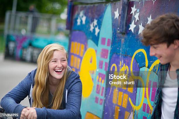 Photo libre de droit de Teen Couple Au Skatepark banque d'images et plus d'images libres de droit de Adolescent - Adolescent, Adulte, Amitié