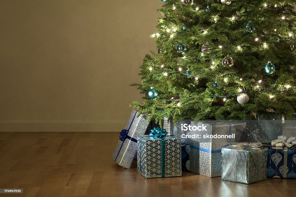 Cadeaux sous le sapin de Noël - Photo de Cadeau libre de droits