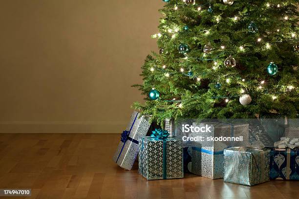 Photo libre de droit de Cadeaux Sous Le Sapin De Noël banque d'images et plus d'images libres de droit de Cadeau - Cadeau, Sapin de Noël, Dessous