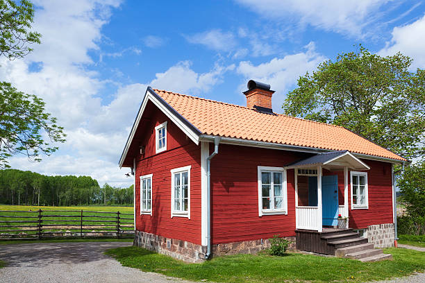 スウェーデン式のカントリーハウス - red cottage small house ストックフォトと画像