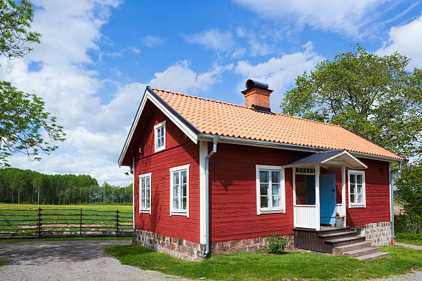 sueco casa de país - red cottage small house imagens e fotografias de stock