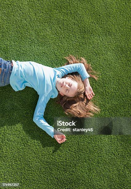 Photo libre de droit de Détendezvous Dans Le Chaleureux Soleil De Lété banque d'images et plus d'images libres de droit de Enfant - Enfant, Herbe, Vue en plongée verticale