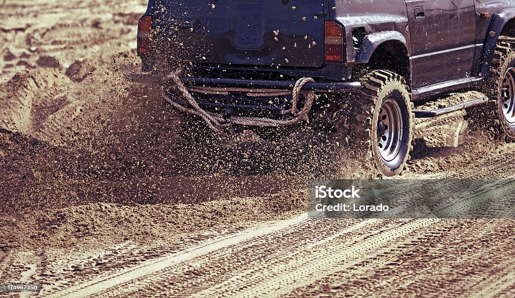 Auto accelerazione su sabbia - Foto stock royalty-free di 4x4