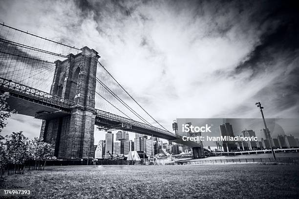 Ponte De Brooklyn Com Vista Da Cidade - Fotografias de stock e mais imagens de Ao Ar Livre - Ao Ar Livre, Arquitetura, Atlântico Central EUA