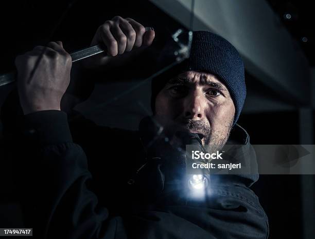 Assaltante Por Noite - Fotografias de stock e mais imagens de Adulto - Adulto, Apanhar - Atividade Física, Assaltante