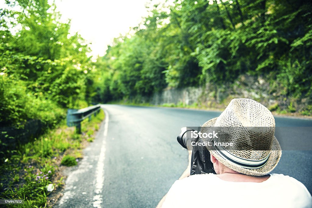 Hombre tomando imagen de una ruta - Foto de stock de 30-34 años libre de derechos