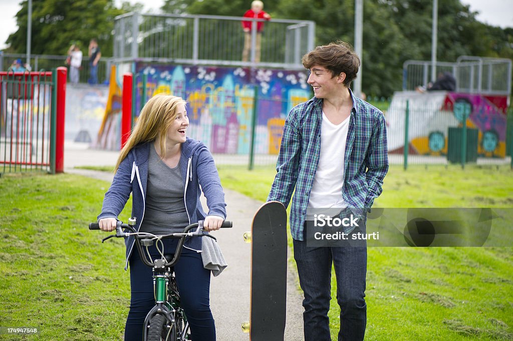 10 代のカップル skatepark - スケートボード場のロイヤリティフリーストックフォト