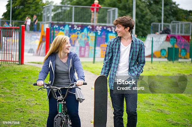 10 代のカップル Skatepark - スケートボード場のストックフォトや画像を多数ご用意 - スケートボード場, イギリス, 16歳から17歳