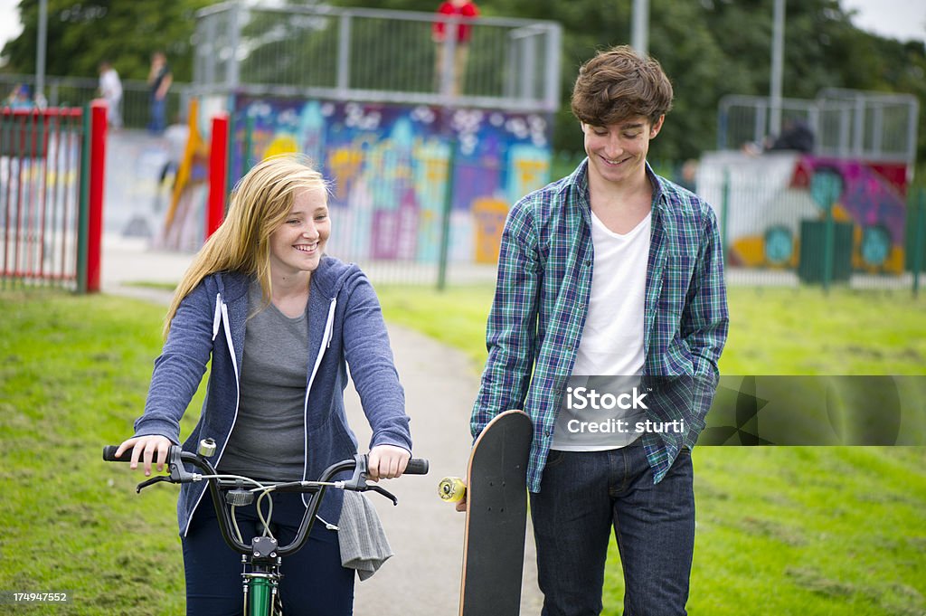 teen coppia allo skatepark - Foto stock royalty-free di Pista da skateboard
