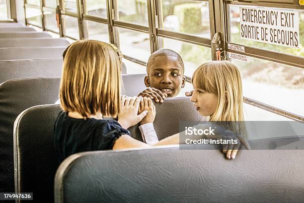 Bambini Nella Scuola Bus - Fotografie stock e altre immagini di 10-11 anni - 10-11 anni, 8-9 anni, Afro-americano