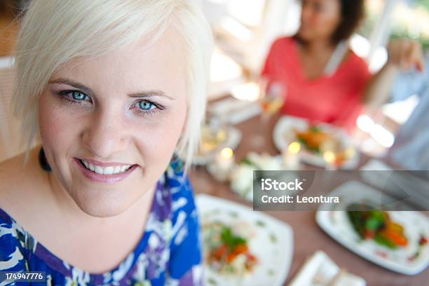 Giovane Donna - Fotografie stock e altre immagini di Adulto - Adulto, Allegro, Amicizia