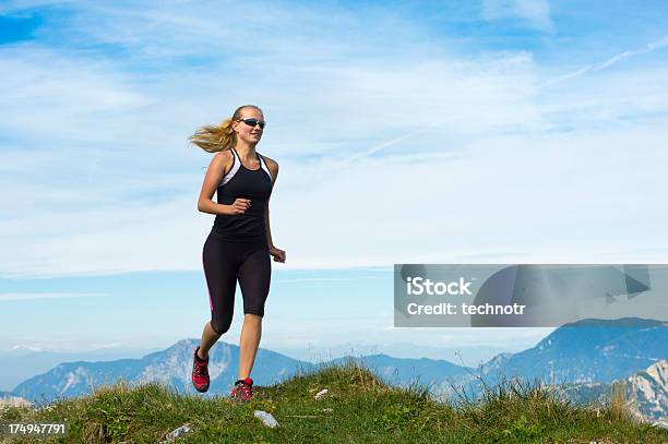 Mulher Jovem Atingindo O Pico Da Montanha - Fotografias de stock e mais imagens de 20-24 Anos - 20-24 Anos, Adulto, Alpes Europeus